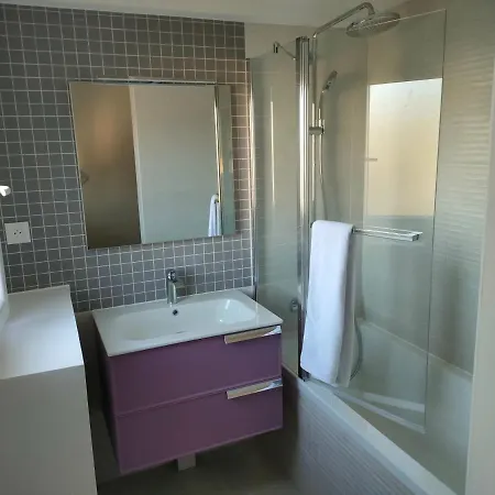 3 Rooms, 2 Bathrooms, In A Villa. Lightfull, Quiet And Charm * קאן
