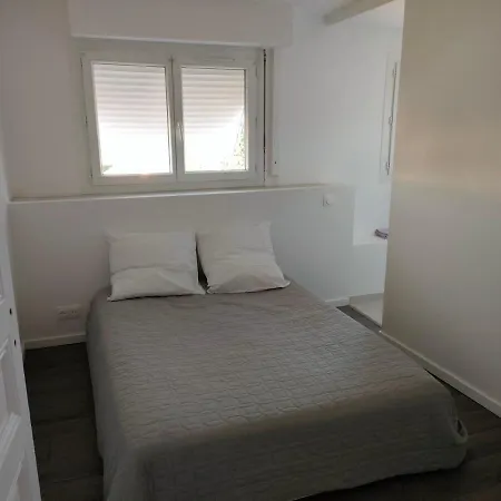 3 Rooms, 2 Bathrooms, In A Villa. Lightfull, Quiet And Charm * קאן