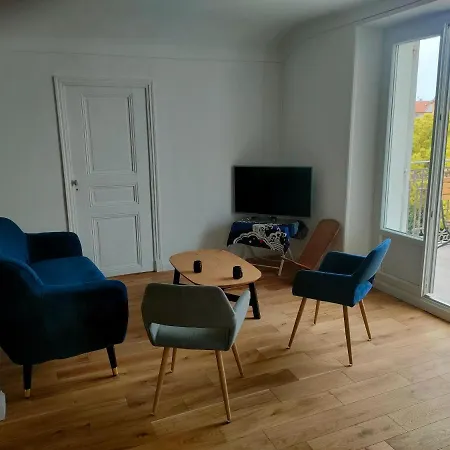 3 Rooms, 2 Bathrooms, In A Villa. Lightfull, Quiet And Charm Appartement